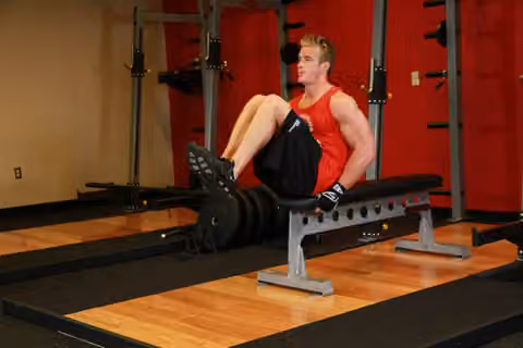 Demonstrasi gerakan Seated Flat Bench Leg Pull-In.