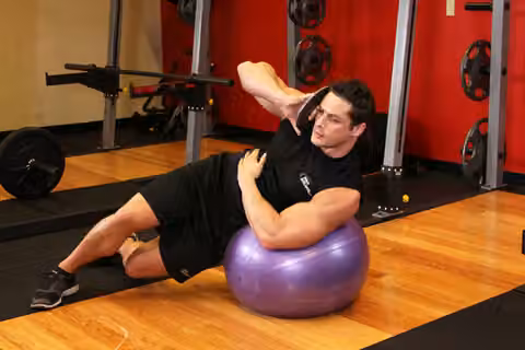 Demonstrasi gerakan Weighted Ball Side Bend.