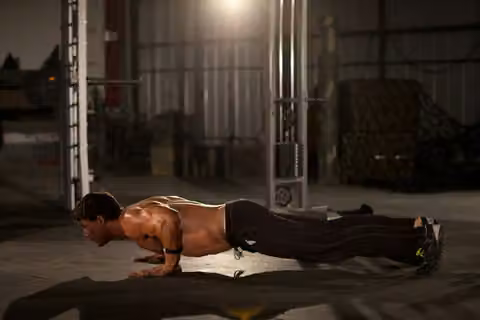 Demonstrasi gerakan Clock Push-Up.