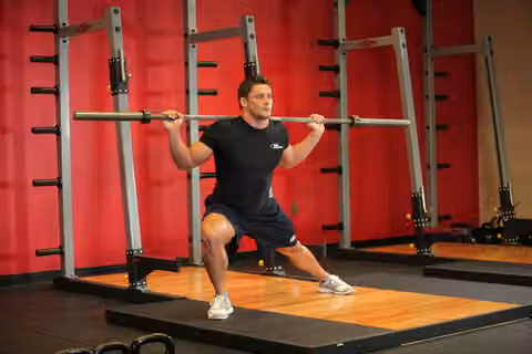 Demonstrasi gerakan Barbell Side Split Squat.