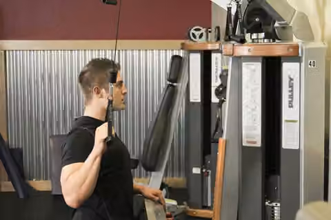 Demonstrasi gerakan One Arm Lat Pulldown.