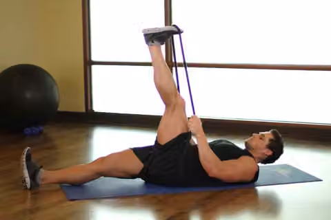 Demonstrasi gerakan Hamstring Stretch.