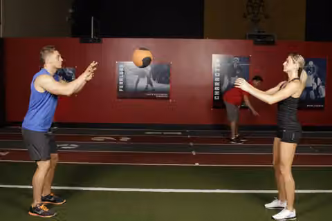 Demonstrasi gerakan Medicine Ball Chest Pass.