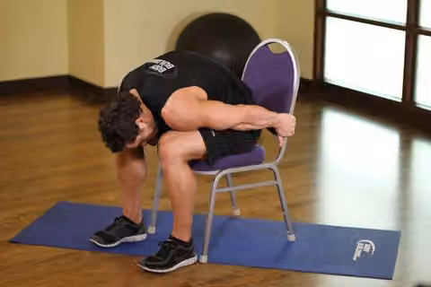 Demonstrasi gerakan Chair Upper Body Stretch.