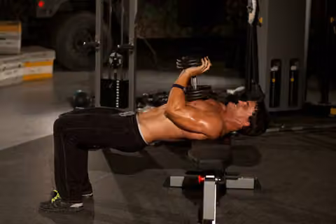 Demonstrasi gerakan Close-Grip Dumbbell Press.