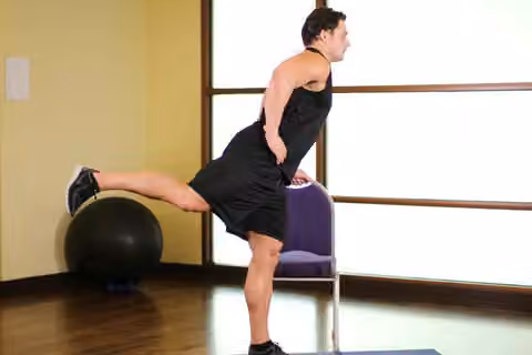 Demonstrasi gerakan Front Leg Raises.