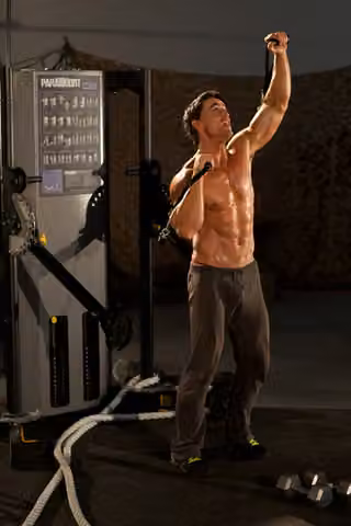 Demonstrasi gerakan Alternating Cable Shoulder Press.