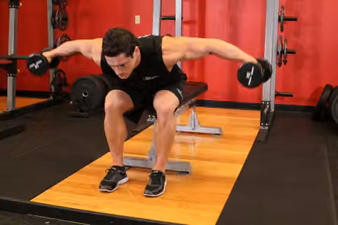 Demonstrasi gerakan Seated Bent-Over Rear Delt Raise.