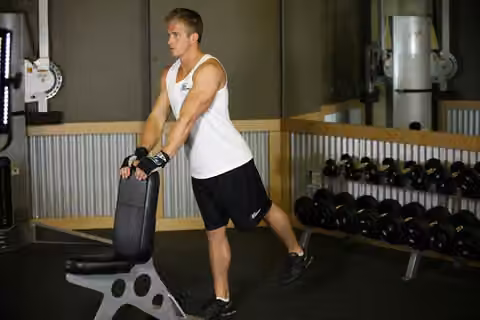 Demonstrasi gerakan Leg Lift.