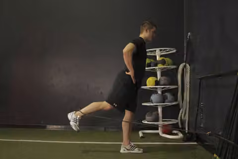 Demonstrasi gerakan Hip Extension with Bands.