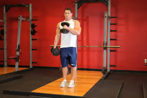 Demonstrasi gerakan Cross Body Hammer Curl.