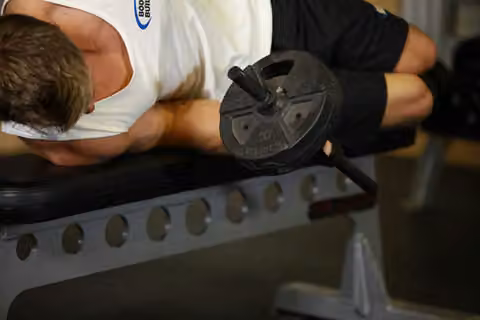 Demonstrasi gerakan Dumbbell Lying Pronation.