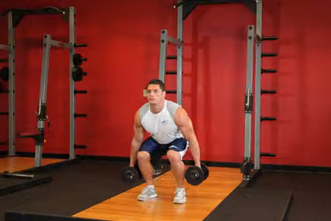 Demonstrasi gerakan Dumbbell Squat.