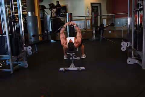 Demonstrasi gerakan Flat Bench Cable Flyes.