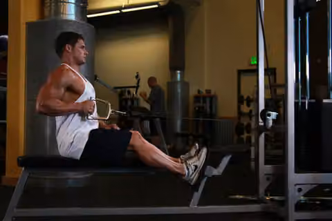 Demonstrasi gerakan Seated One-arm Cable Pulley Rows.