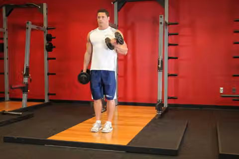 Demonstrasi gerakan Dumbbell Alternate Bicep Curl.
