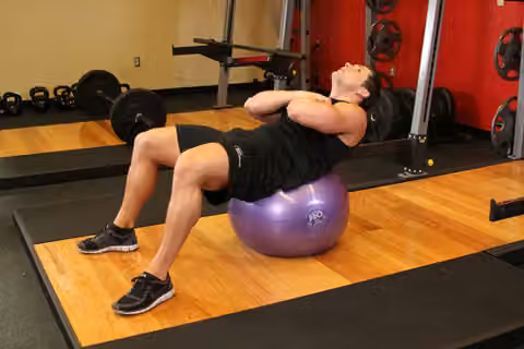 Demonstrasi gerakan Exercise Ball Crunch.