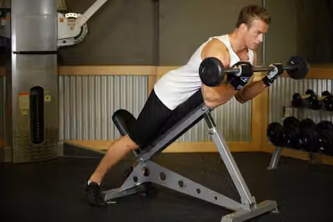 Demonstrasi gerakan Barbell Curls Lying Against An Incline.