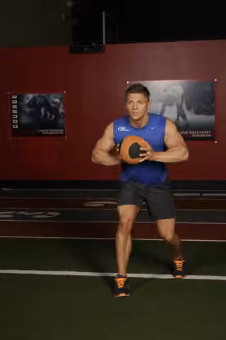 Demonstrasi gerakan Chest Push with Run Release.