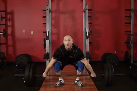 Demonstrasi gerakan Snatch Deadlift.