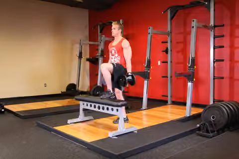 Demonstrasi gerakan Dumbbell Step Ups.
