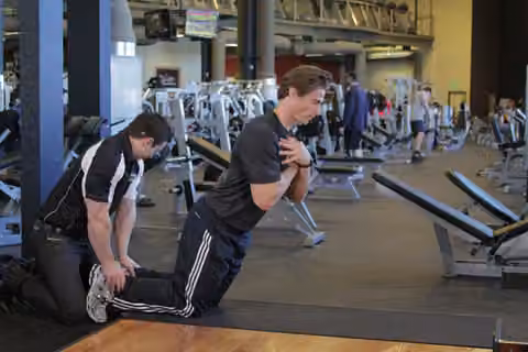 Demonstrasi gerakan Floor Glute-Ham Raise.