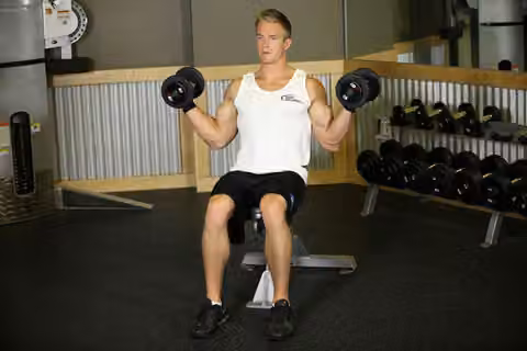 Demonstrasi gerakan Seated Dumbbell Inner Biceps Curl.