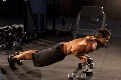 Demonstrasi gerakan Close-Grip Push-Up off of a Dumbbell.