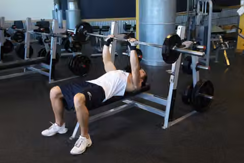 Demonstrasi gerakan Close-Grip Barbell Bench Press.