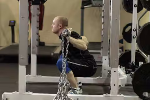 Demonstrasi gerakan Squat with Chains.