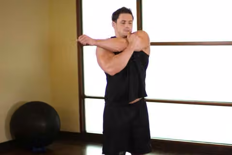 Demonstrasi gerakan Shoulder Stretch.