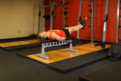 Demonstrasi gerakan Flat Bench Leg Pull-In.