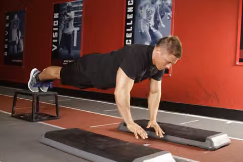 Demonstrasi gerakan Incline Push-Up Depth Jump.