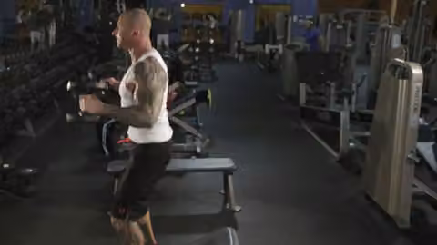 Demonstrasi gerakan Dumbbell Clean.