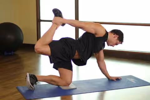 Demonstrasi gerakan All Fours Quad Stretch.