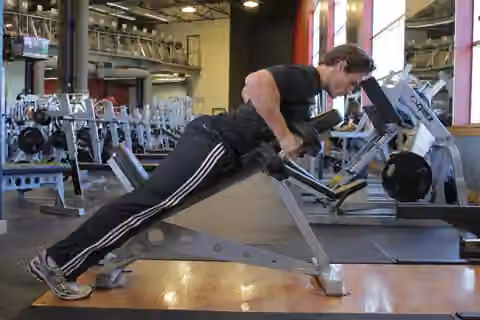 Demonstrasi gerakan Dumbbell Incline Row.
