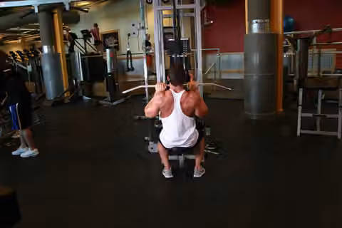 Demonstrasi gerakan Close-Grip Front Lat Pulldown.