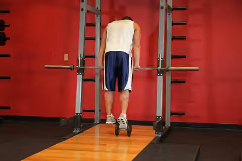 Demonstrasi gerakan Calf Raise On A Dumbbell.