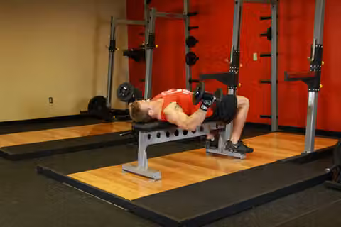 Demonstrasi gerakan Dumbbell Flyes.
