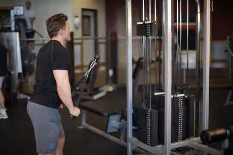 Demonstrasi gerakan Rope Straight-Arm Pulldown.