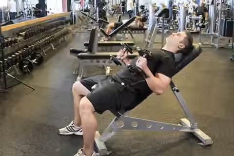 Demonstrasi gerakan Incline Hammer Curls.