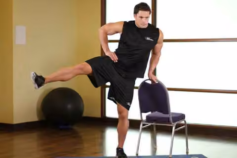 Demonstrasi gerakan Side Leg Raises.