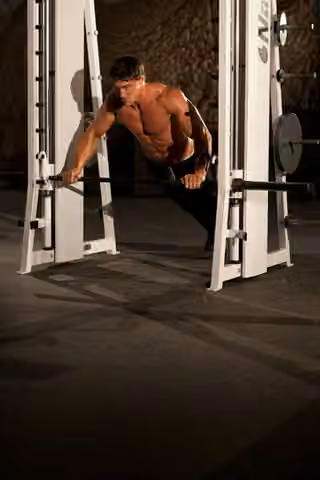 Demonstrasi gerakan Incline Push-Up Wide.