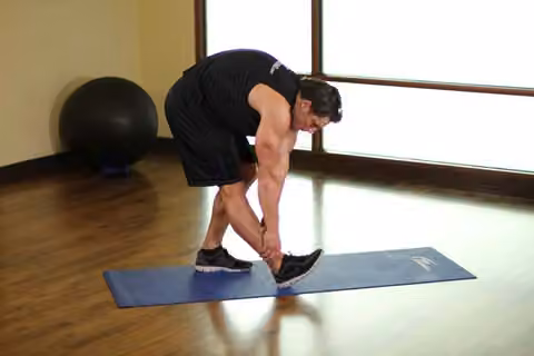 Demonstrasi gerakan Runner's Stretch.