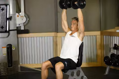 Demonstrasi gerakan Arnold Dumbbell Press.
