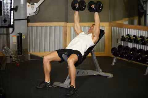 Demonstrasi gerakan Incline Dumbbell Press.
