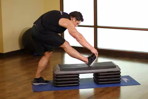 Demonstrasi gerakan Standing Gastrocnemius Calf Stretch.